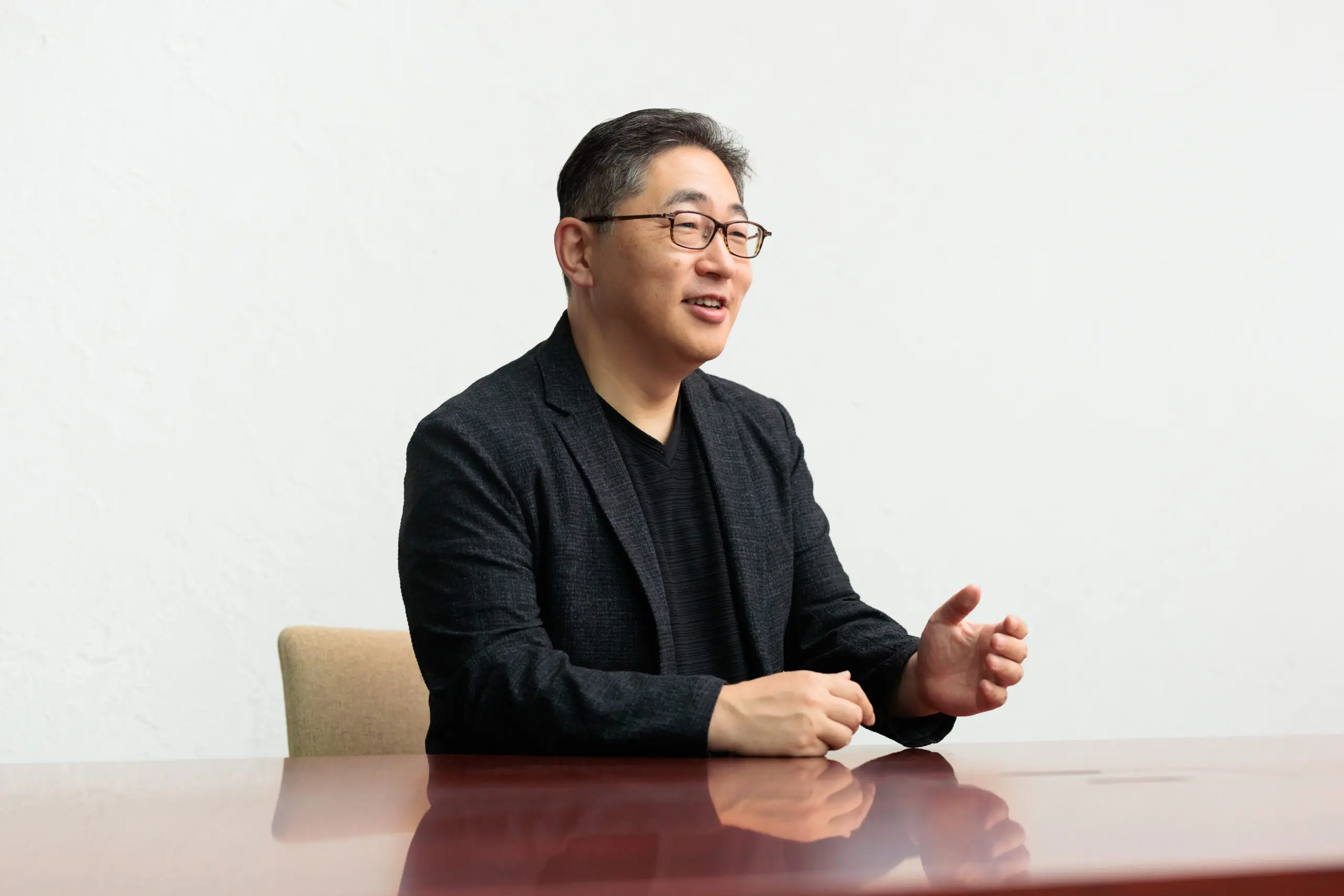 渡辺氏がインタビューに応じている様子