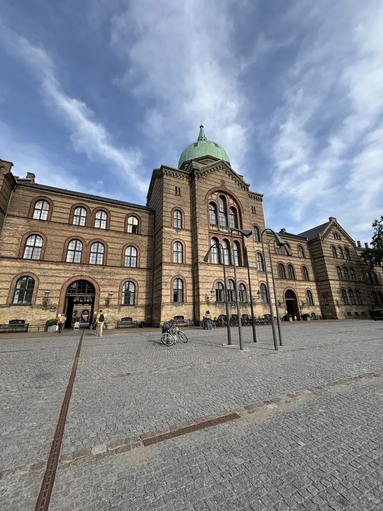 青空の下に立つコペンハーゲン大学の建物